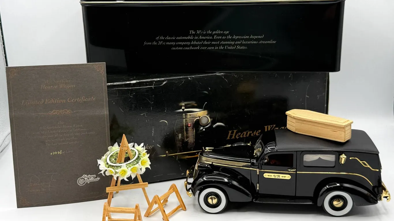 Limited Edition - Danbury Mint - 1937 Studebaker Hearse