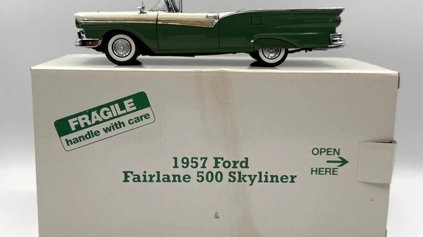 Danbury Mint - 1957 Ford Fairlane 500