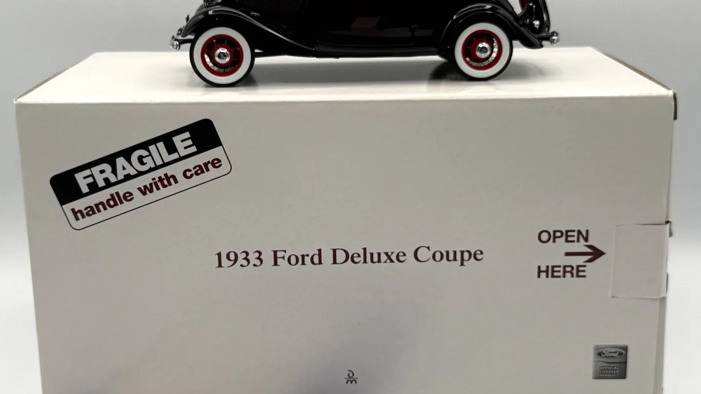 Danbury Mint - 1933 Ford Deluxe Coupe