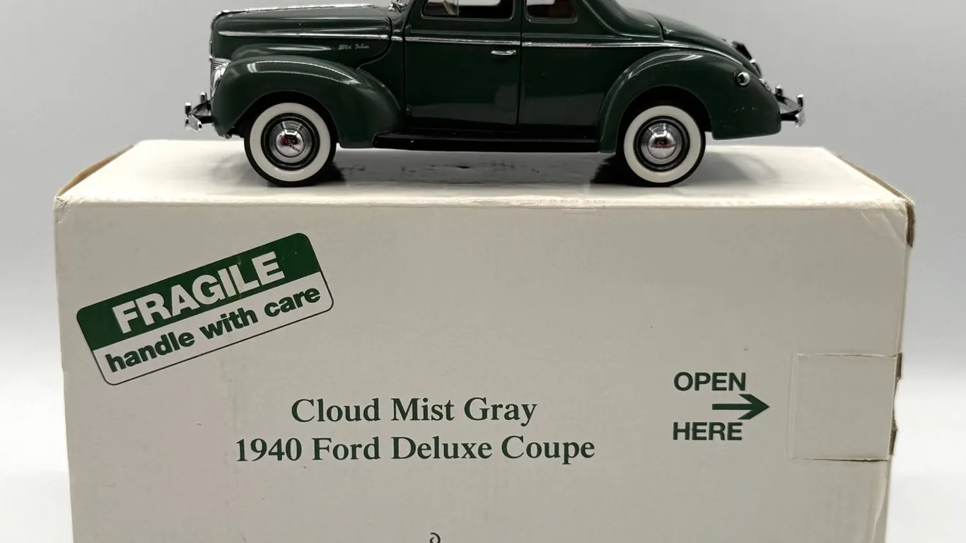Danbury Mint - 1940 Ford Deluxe Coupe - Cloud Mist Gray