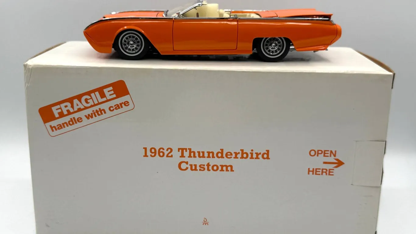 Danbury Mint - 1962 Thunderbird Custom Model