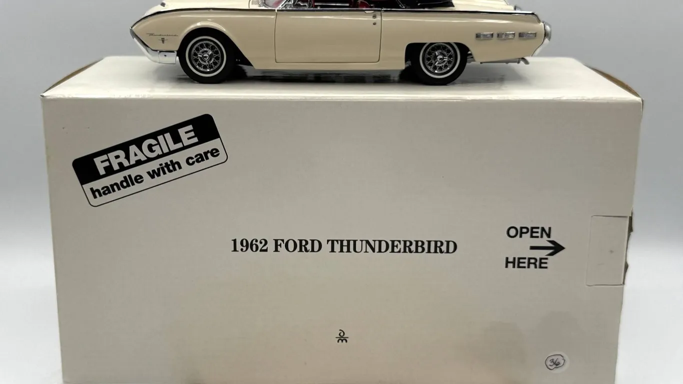 Danbury Mint - 1962 Ford Thunderbird
