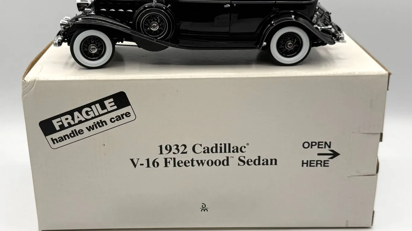 Danbury Mint - 1932 Cadillac Sedan Model