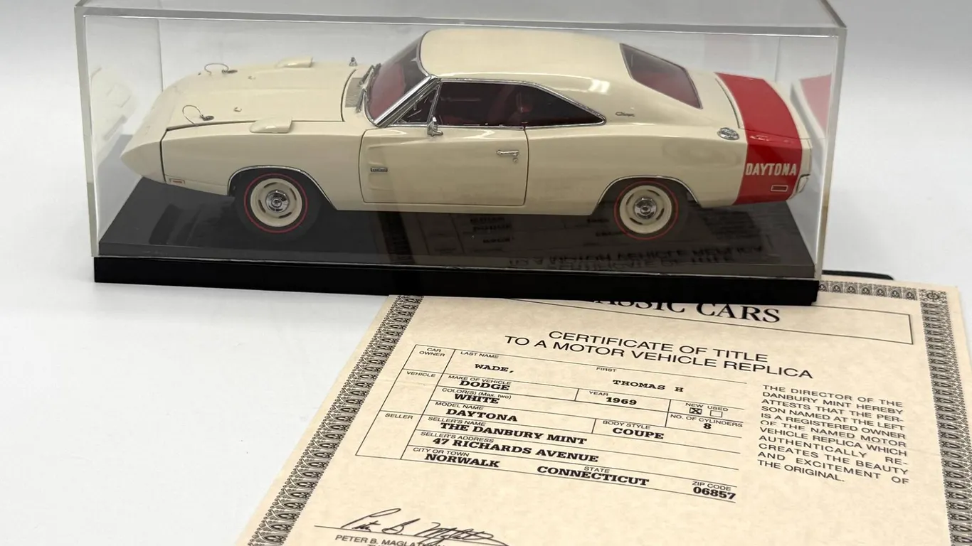 Danbury Mint - 1969 Dodge Daytona w/COA