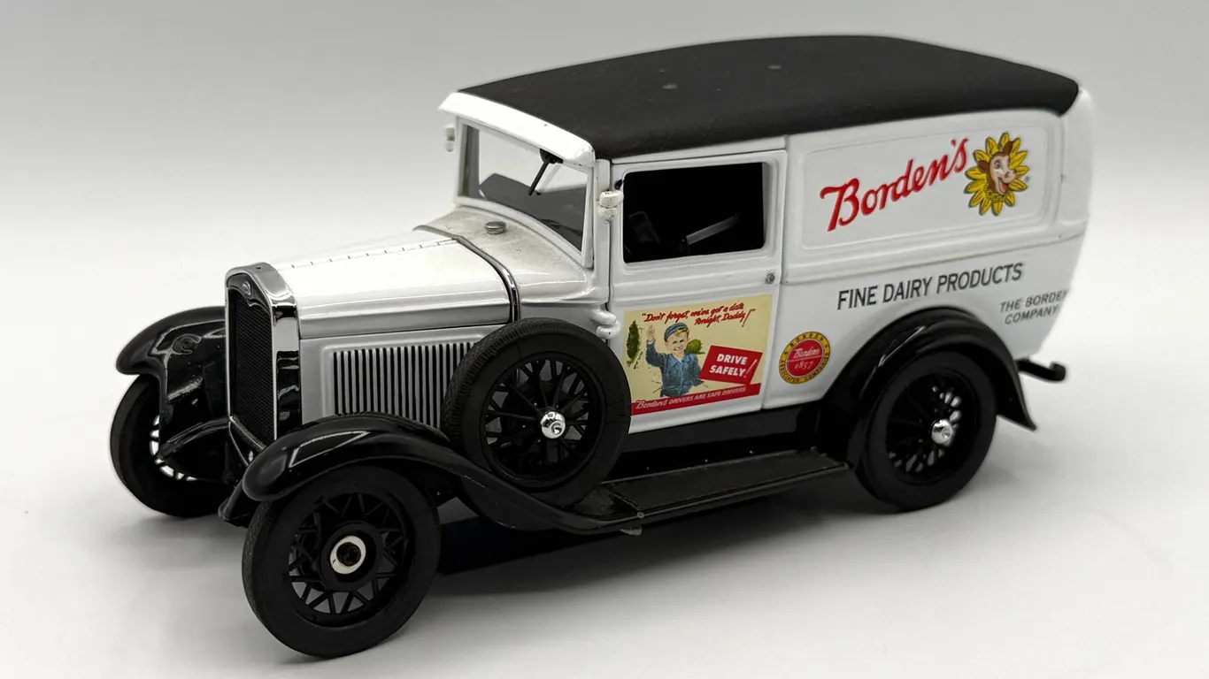 Danbury Mint - 1930s Borden's Milk Delivery Truck