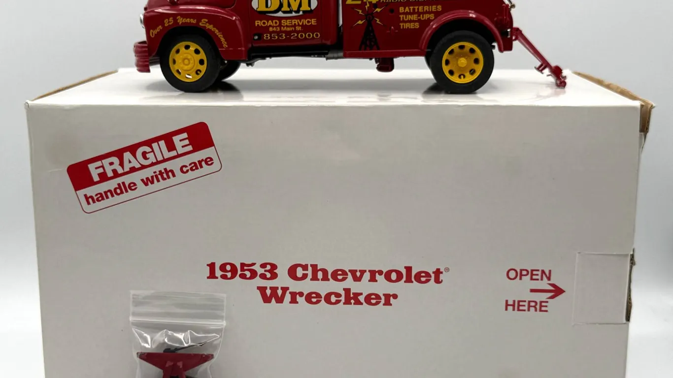 Danbury Mint - 1953 Chevrolet Wrecker Truck