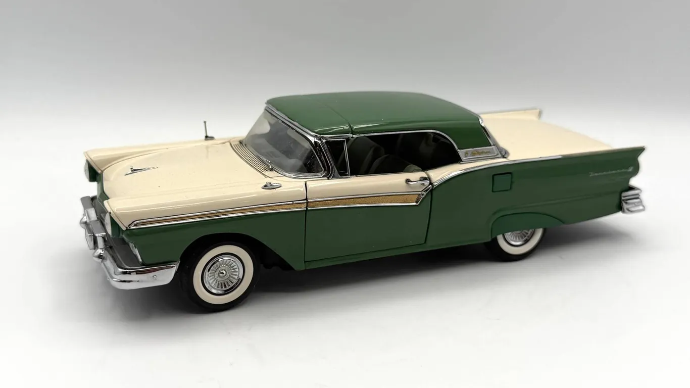 Danbury Mint - 1957 Ford Fairlane 500