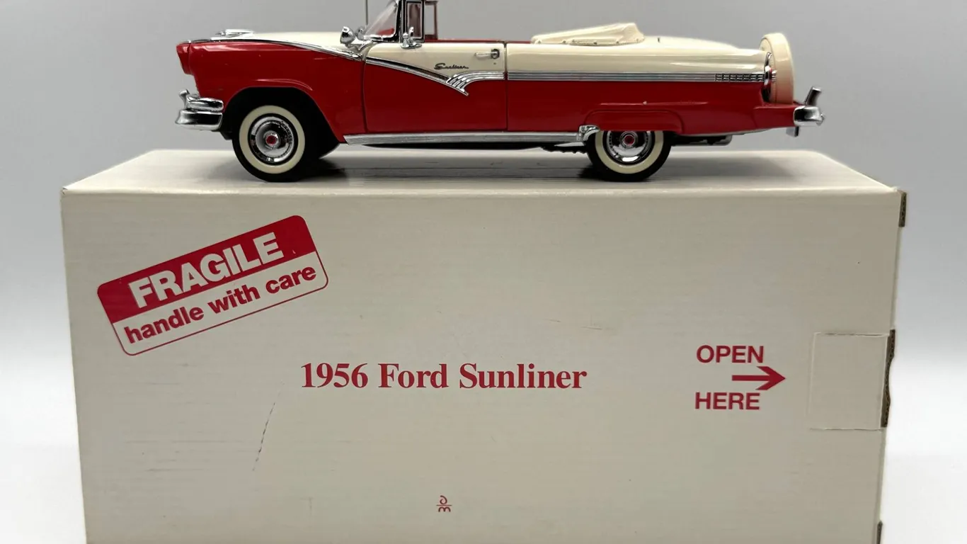 Danbury Mint - 1956 Ford Sunliner