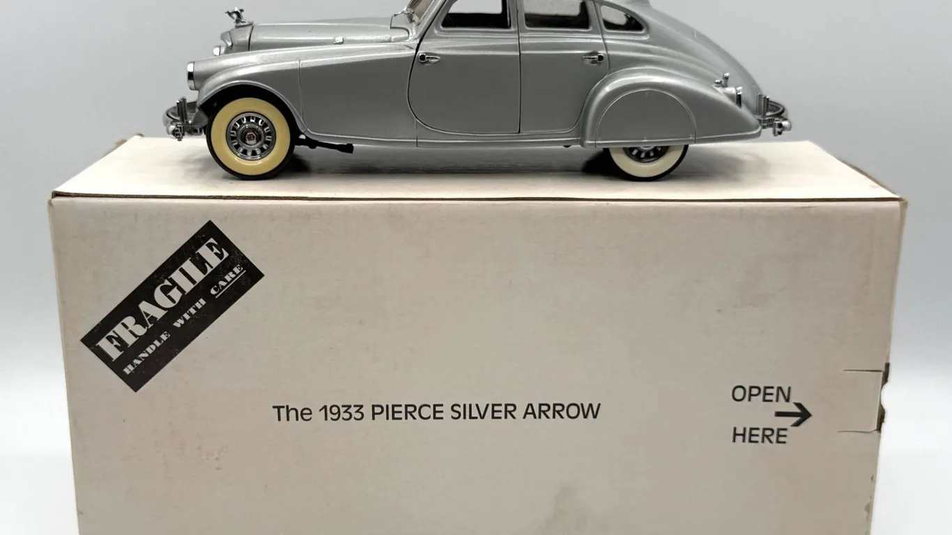 Danbury Mint - 1933 Pierce Silver Arrow