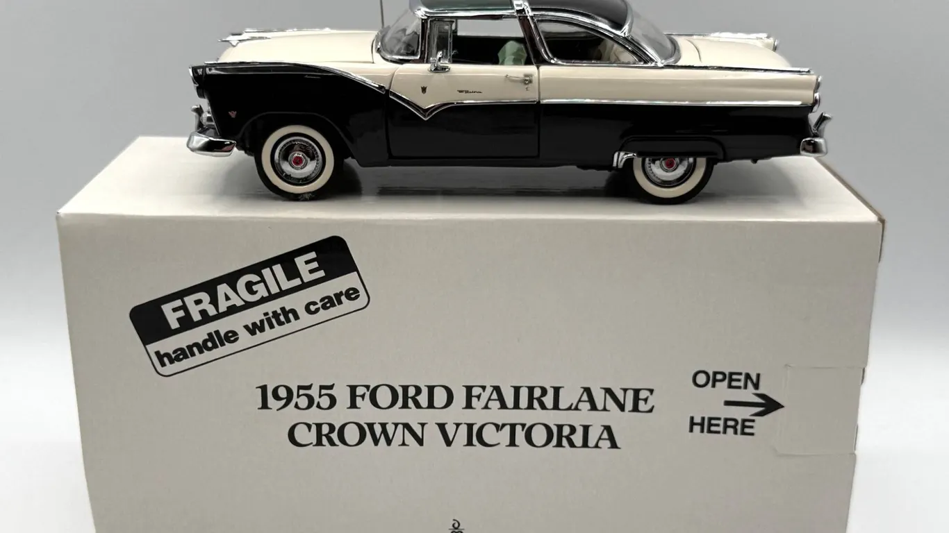 Danbury Mint - 1955 Ford Fairlane w/Box