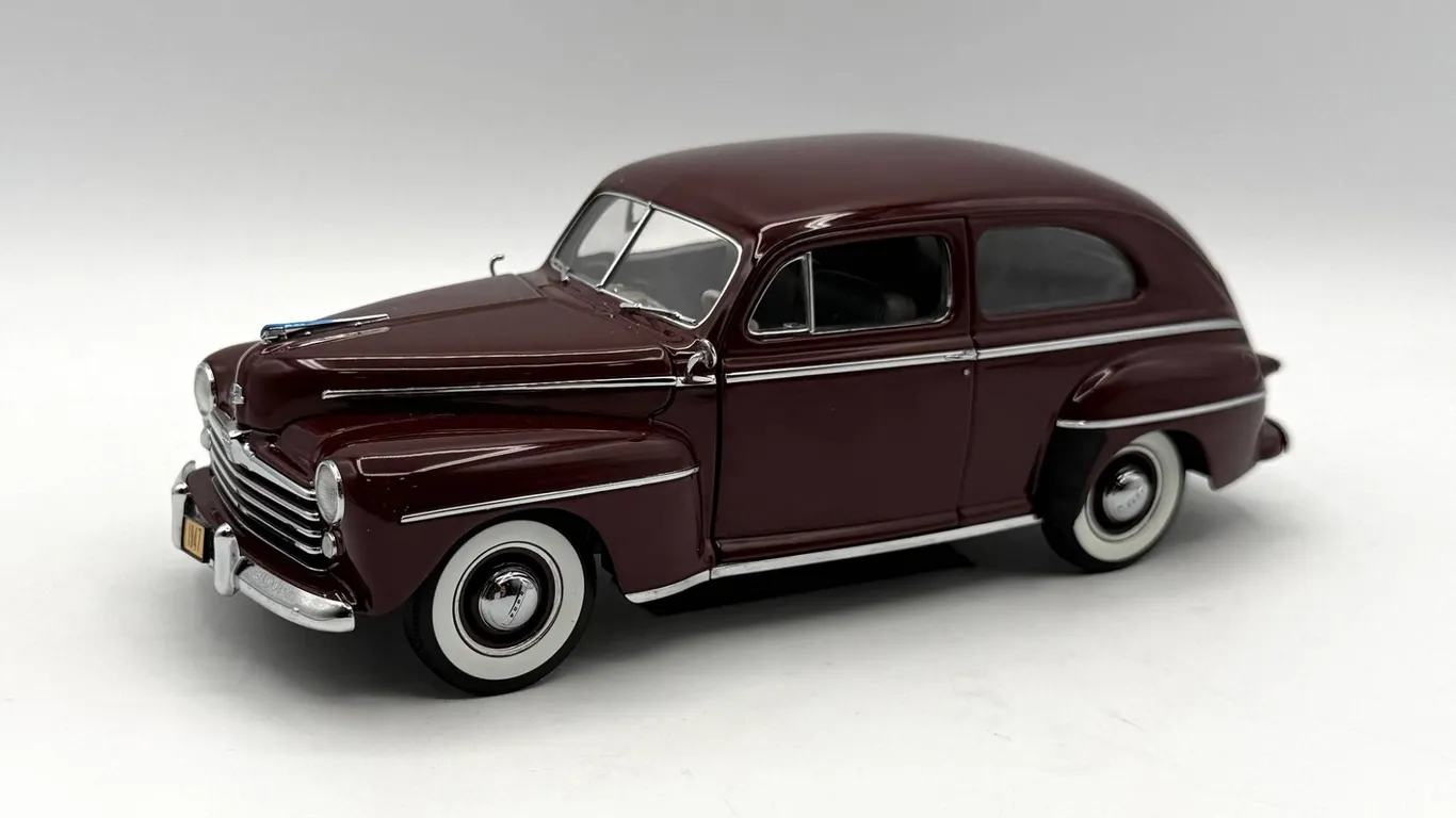 Danbury Mint - 1947 Ford Super Deluxe Model Car