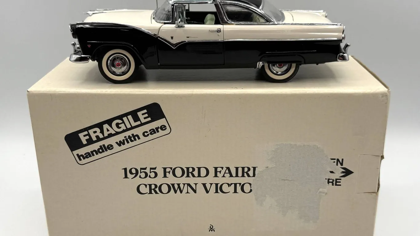 Danbury Mint - 1955 Ford Fairlane Crown Victoria