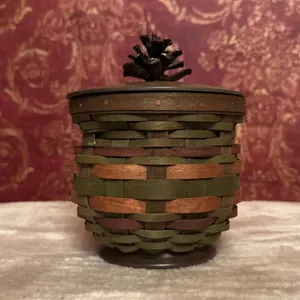 Longaberger Collector's Club Basket With Lid and Pinecone Accent