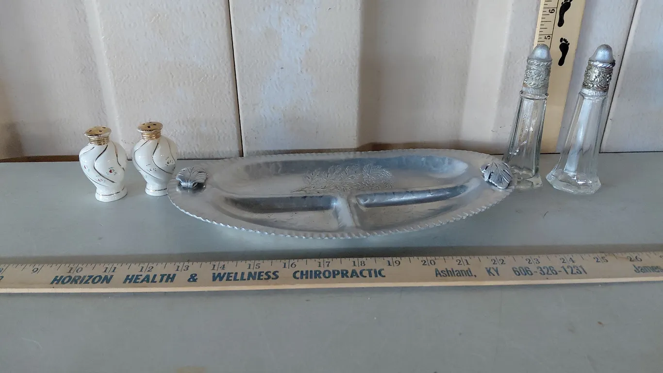 Vintage 2 Salt/Pepper Sets & Trade Continental Mark Tray