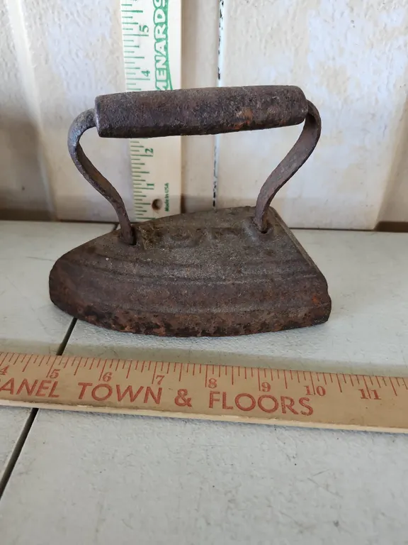 Vintage Cast Iron Sad Iron Marked C7