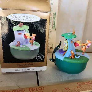 1995 Hallmark Keepsake Winnie The Pooh Too Much Hunny Motion Ornament