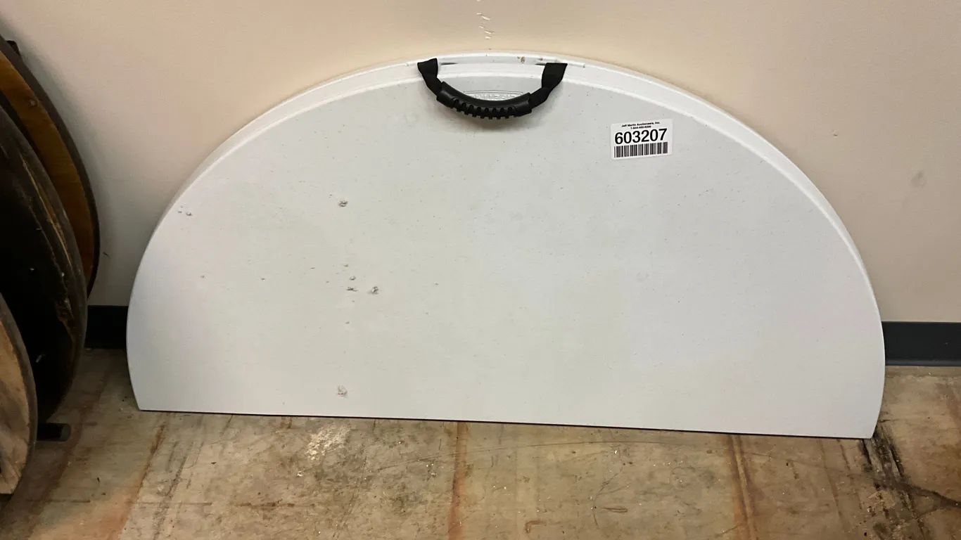 QTY OF (1) 4’ LIFETIME FOLDING ROUND TABLE