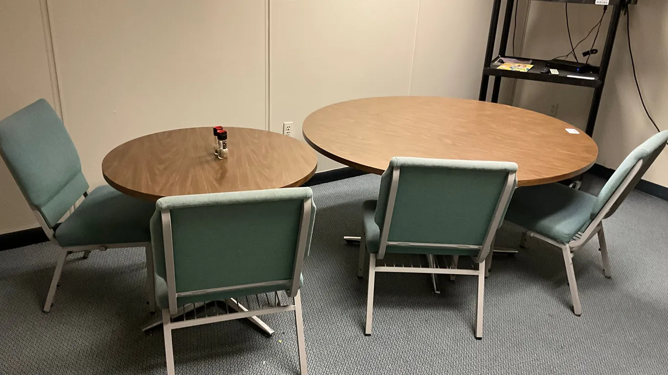 5’ WOODEN BREAKROOM TABLE