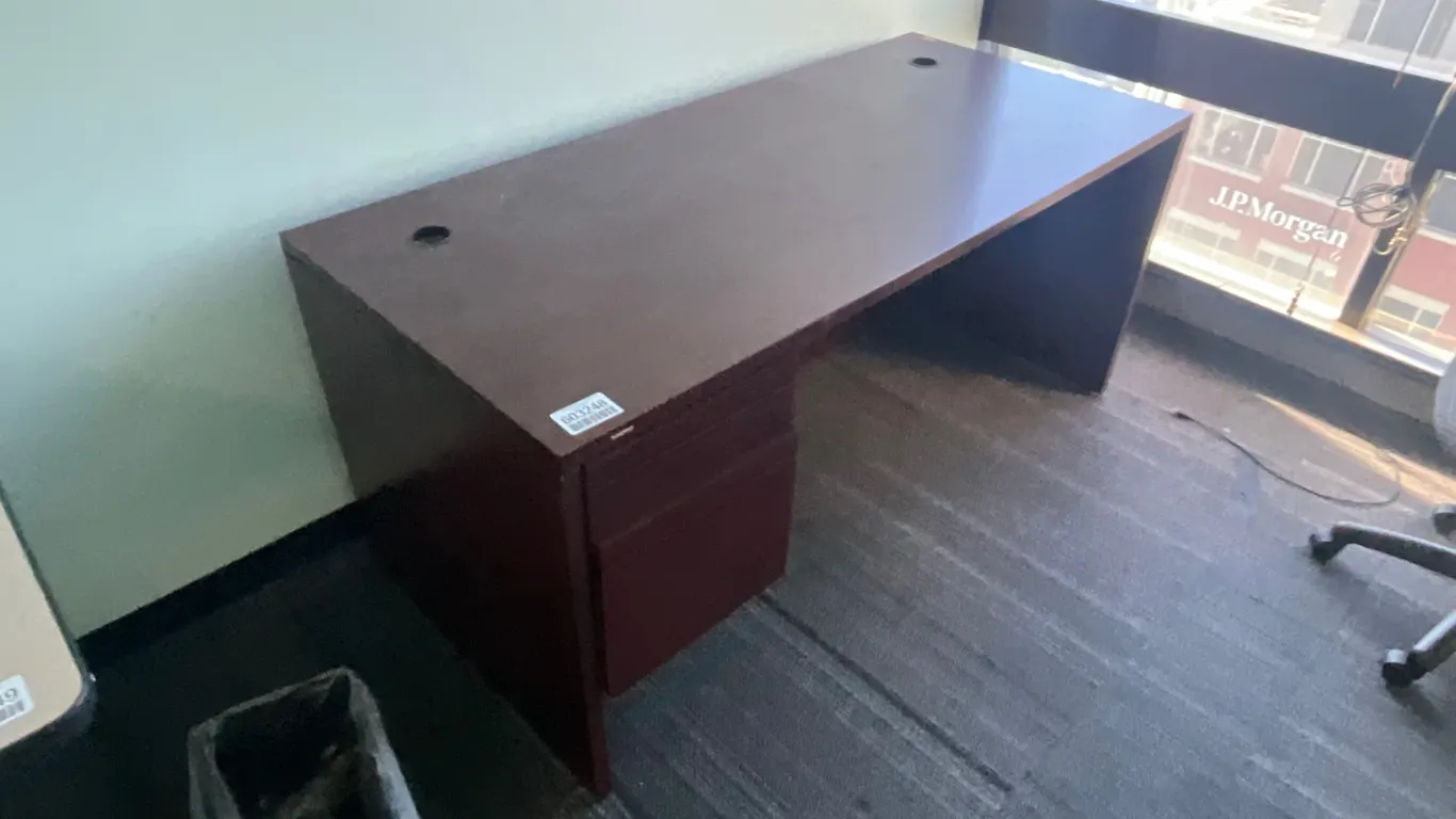 QTY (1) DESK