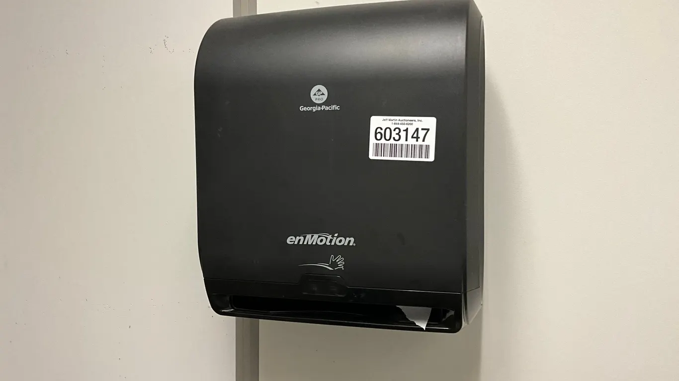 GEORGIA-PACIFIC ENMOTION PAPER TOWEL DISPENSER