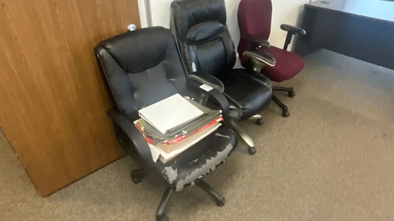 QTY OF (3) ROLLING OFFICE CHAIRS