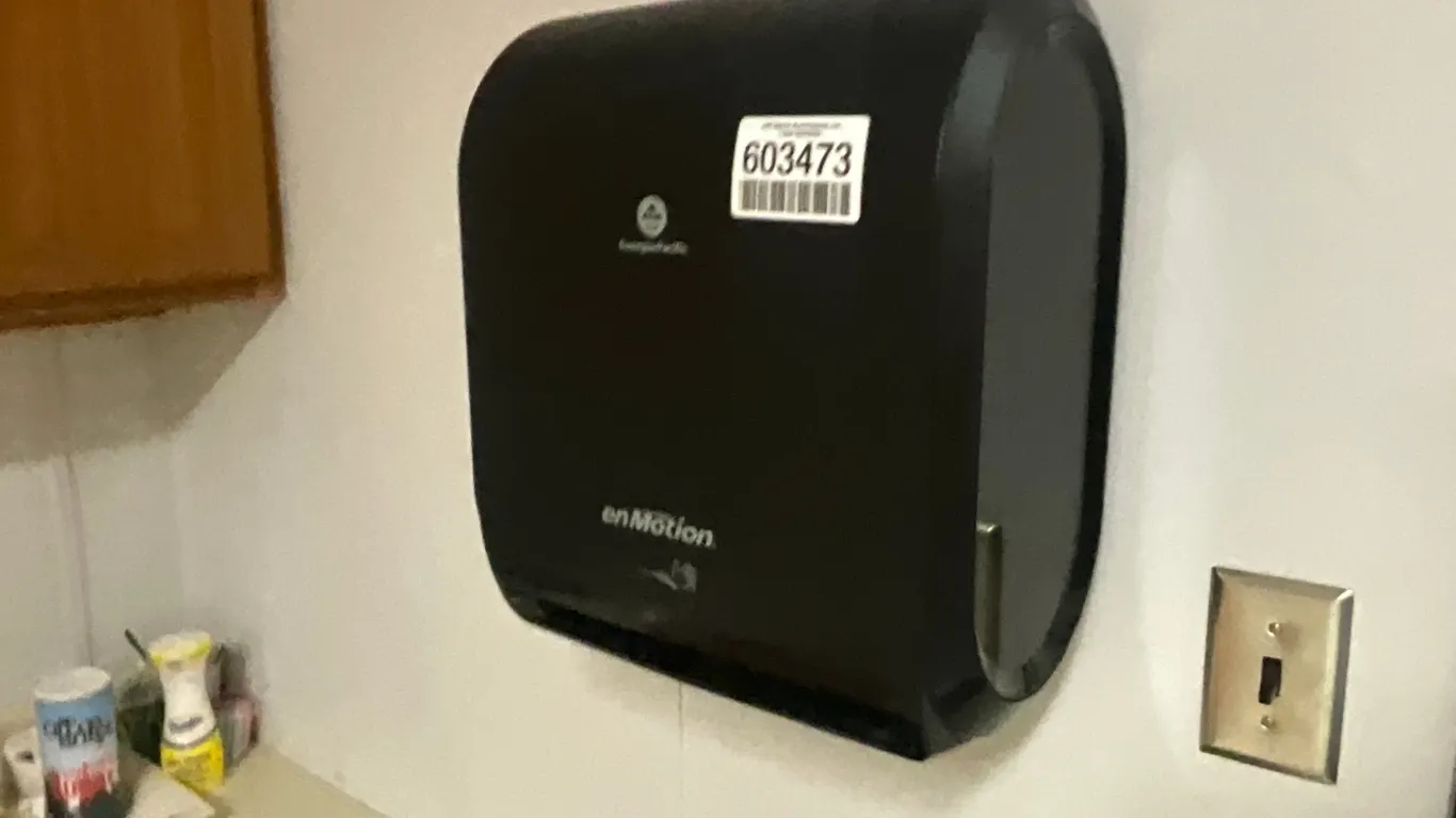 GEORGIA PACIFIC ENMOTION AUTOMATIC TOUCHLESS DISPENSER