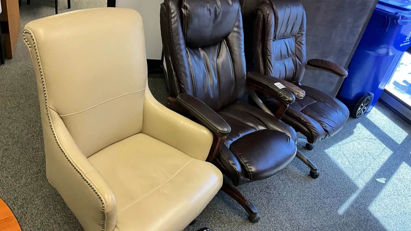 QTY OF (3) OFFICE CHAIRS