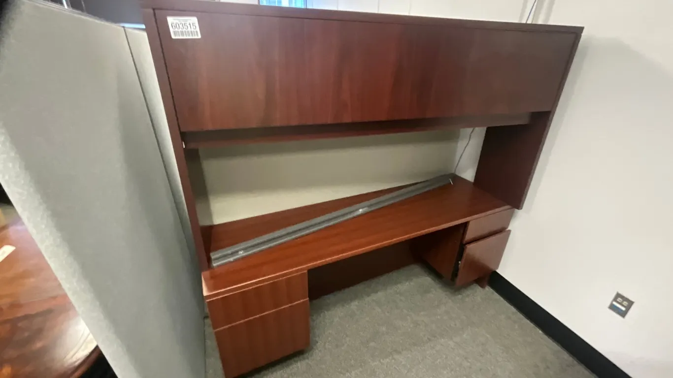 DESK W/ OVERHEAD STORAGE