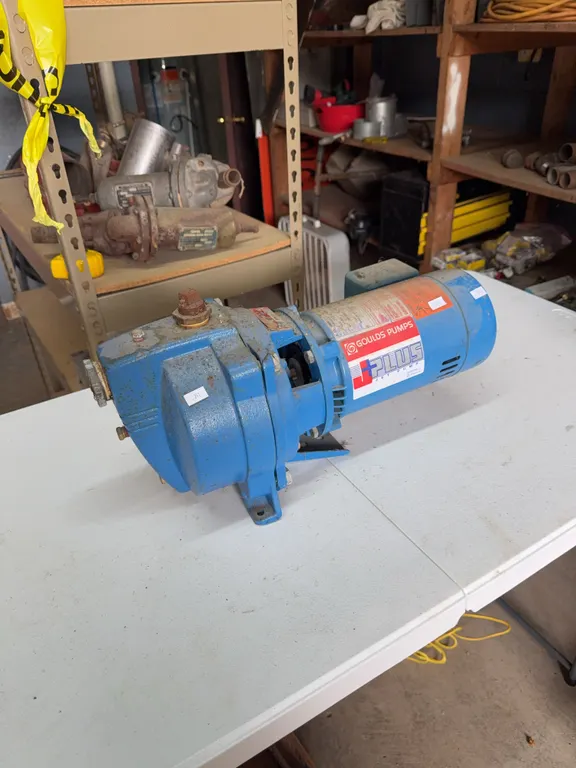 Goulds jet pump runs on 120 or 240. Works