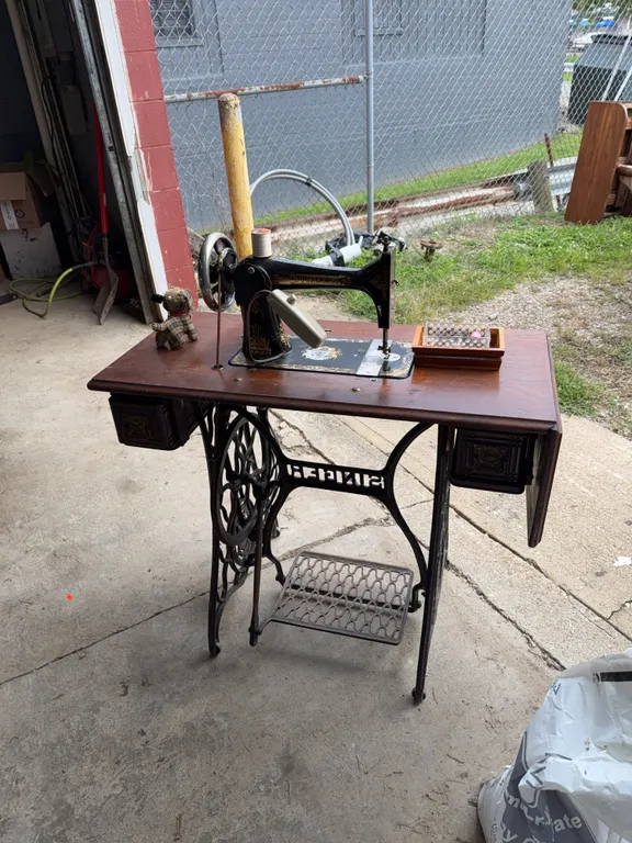 Singer sewing machine with table/ works
