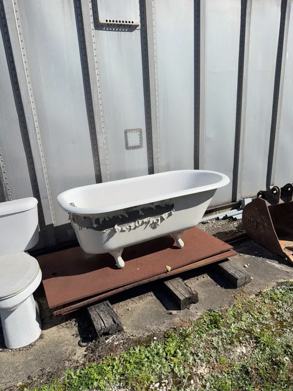 Cast-iron clawfoot tub