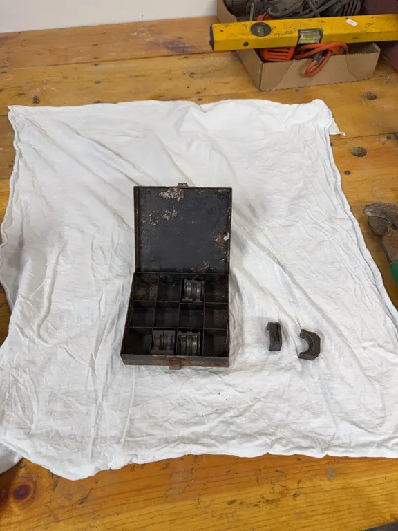 Crimping die adapters