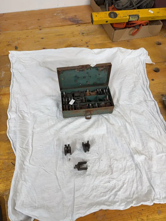 Crimping die adapters