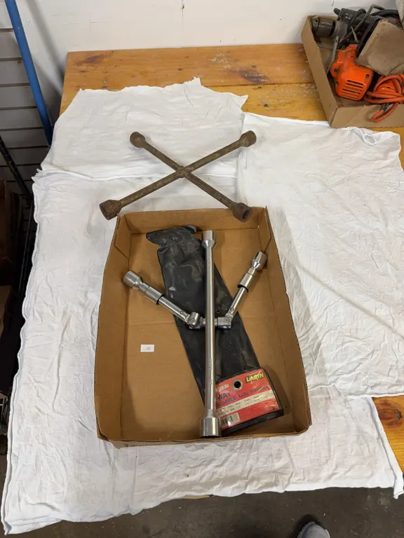 Larin four-way foldable, lug, wrench, four-way lug wrench