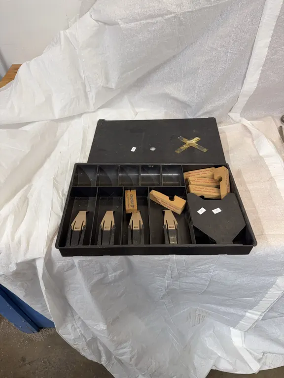 Cash drawer with lid