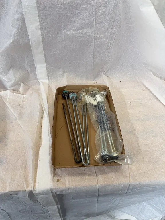 Five replacement screw in water heater elements, three are brand new