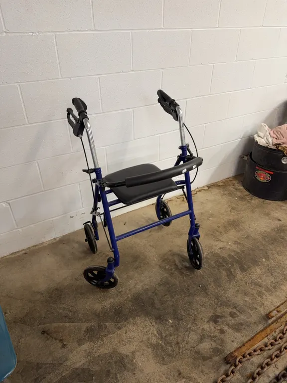 Sit/stand rolling walker