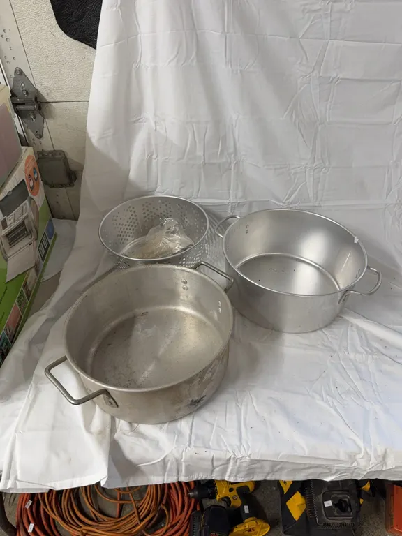 ?2 stockpots, one colander