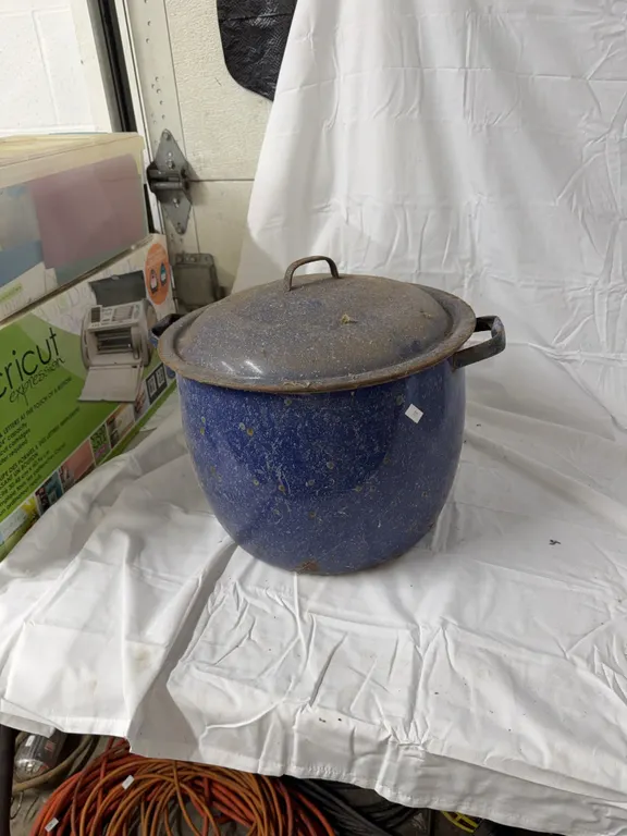 Blue enamalware stockpot