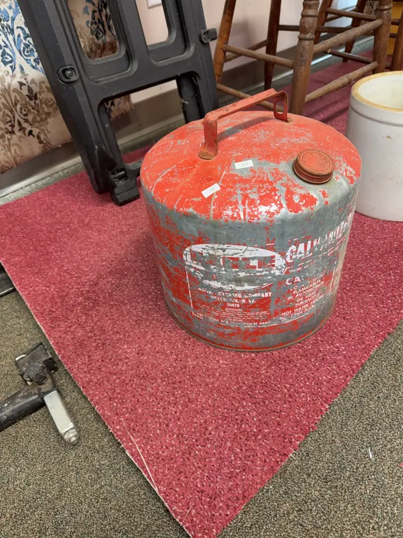 Metal gasoline can