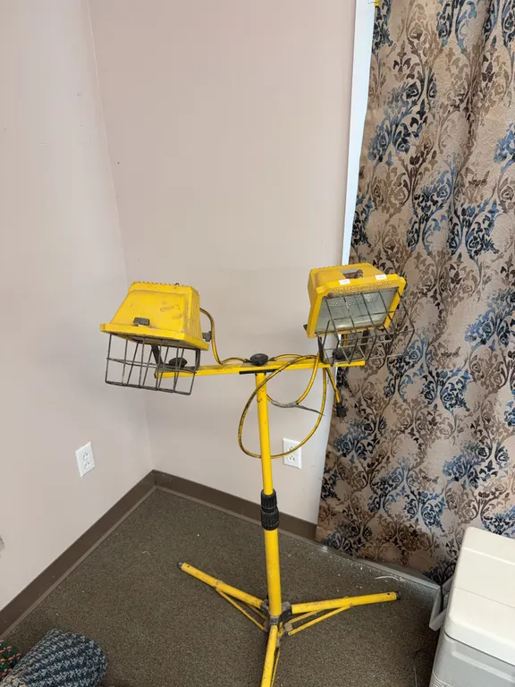Portable work lights with pedestal working