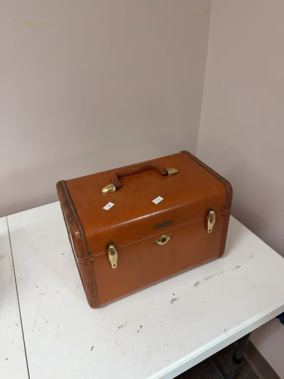 Samsonite luggage box with mirror