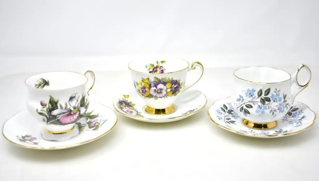 ROYAL DARWOOD, ELIZABETHAN TEACUPS & SAUCERS