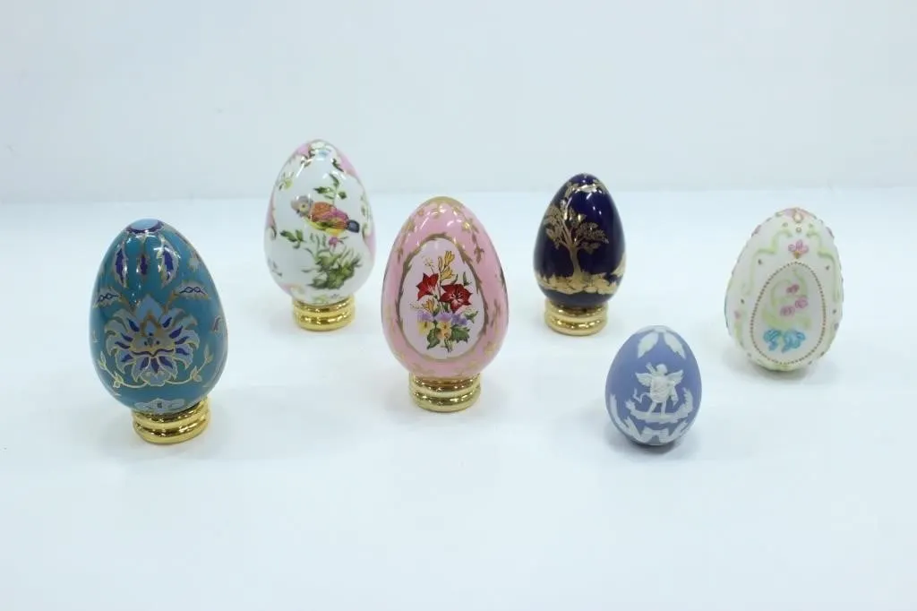COLLECTION OF CERAMIC DECORATIVE EGGS