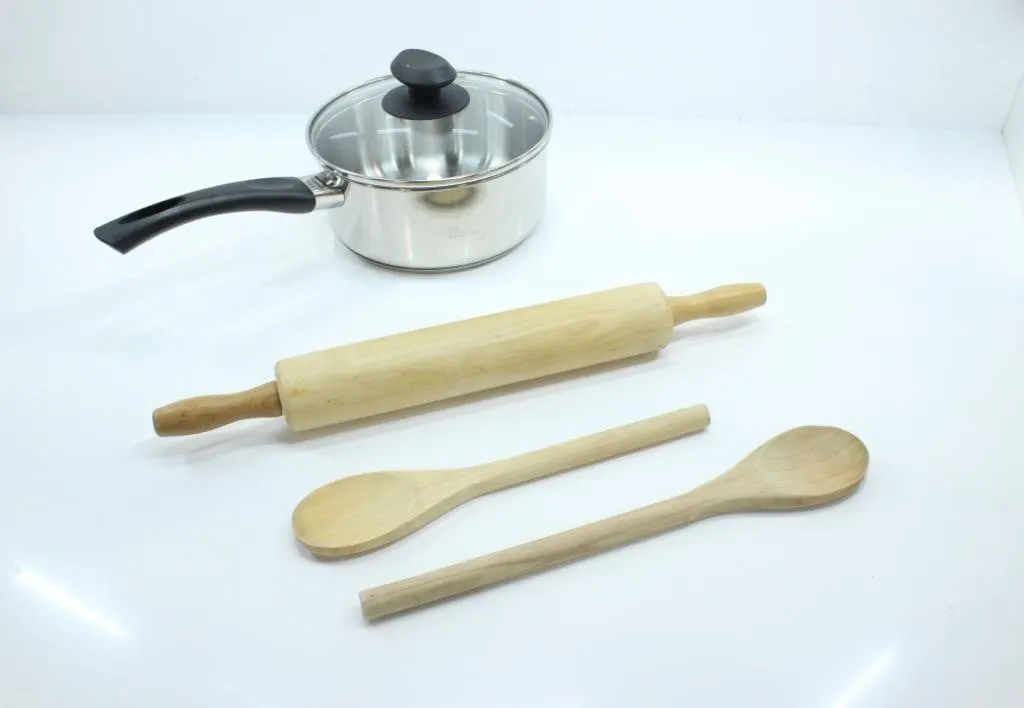 STAINLESS STEEL POT & WOODEN TOOLS
