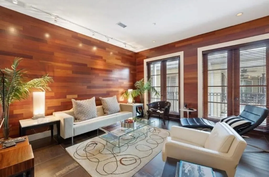 REAL ESTATE / CONDO - 2 Bedroom / 2� Bathroom / 1,