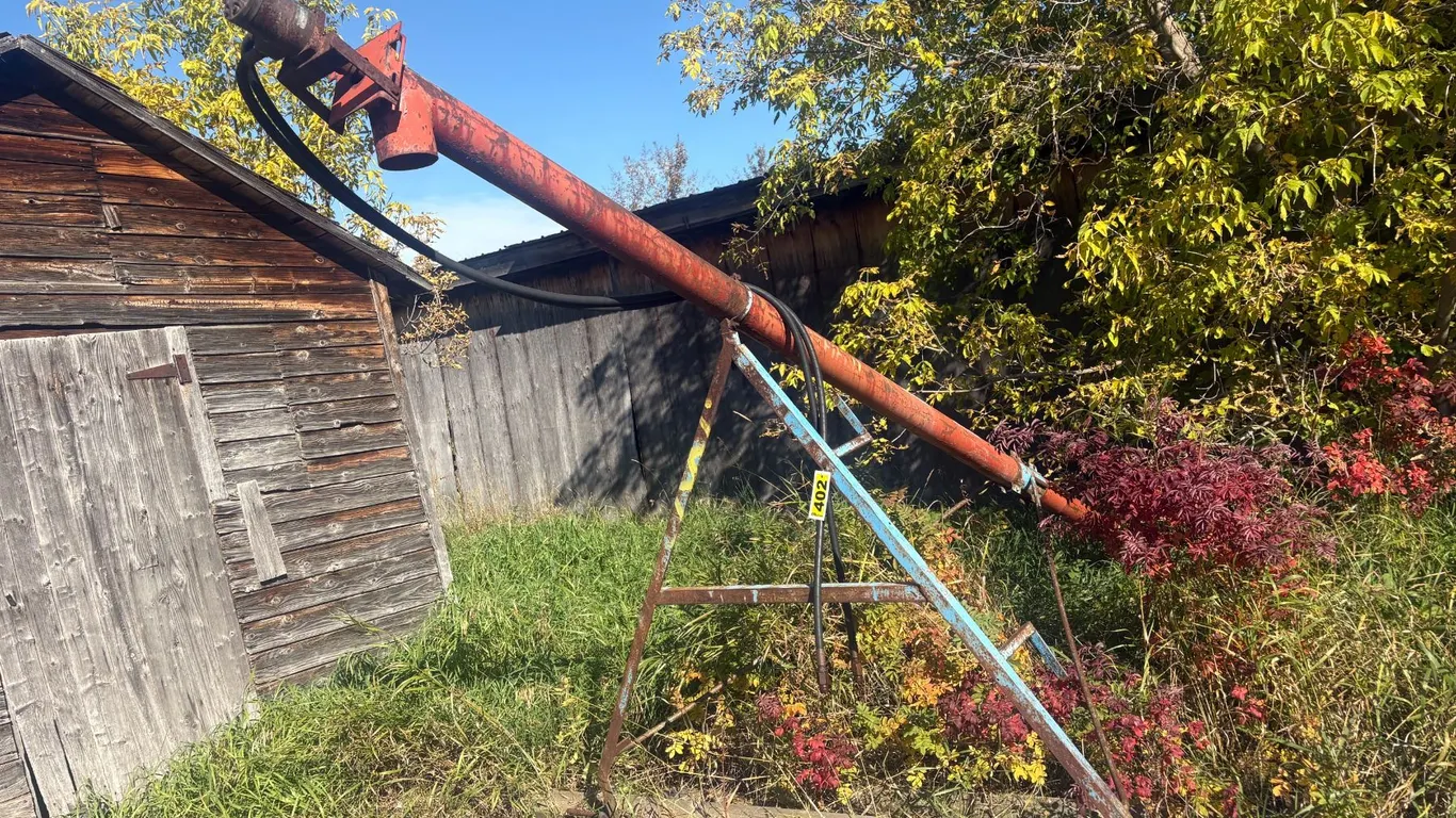 4 inch Hyd. Auger, needs one tire