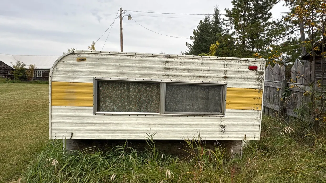 Vanguard 8 ft. Camper c/w contents, roof is good