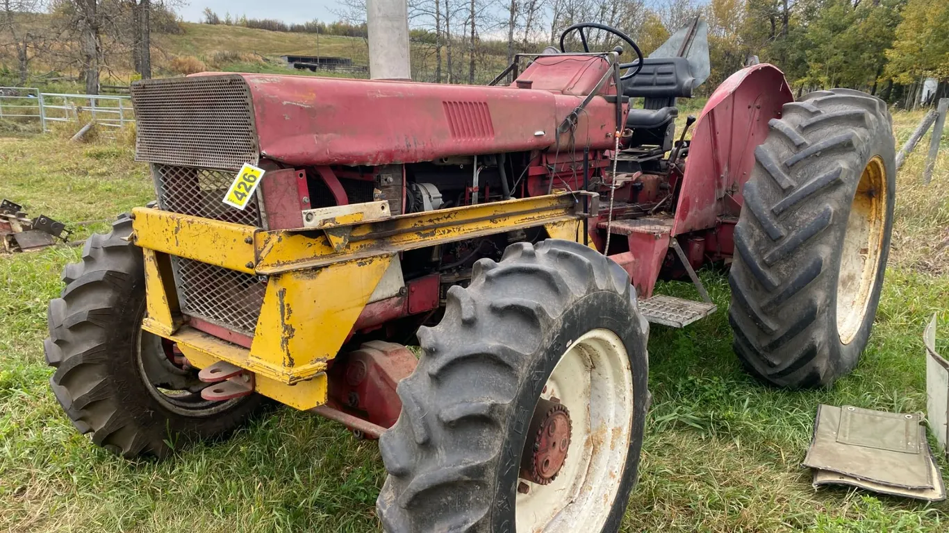 IH 844-S Zahnradfabrik FWA tractor, diesel, c/w loader, 3 pt hitch, single hyds, showing 4191.3 hrs.