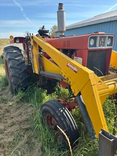 FarmAll IH 666 diesel tractor c/w Eeze-On loader & grapple, showing 5851 hrs., after market 3 pt. hi